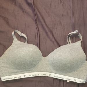 Victoria's secret wireless bra. 34DDD